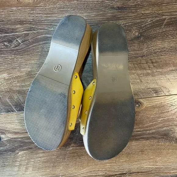 Kora Faux Wood Bottom Sandals- Universal Thread - Picture 4 of 4